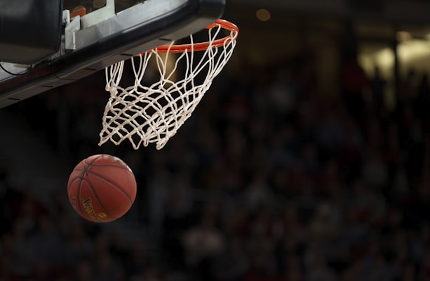 NBA总决赛第七场关键时刻 - 篮球运动员高高跃起准备扣篮